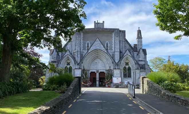Une partie de Christ Church a été construite en suivant les plans d'origine abandonnés pour des raisons de budget et de sécurité.