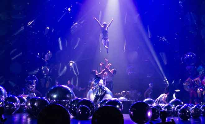 Chaque création est présentée au public durant un spectacle avec sons et lumières.