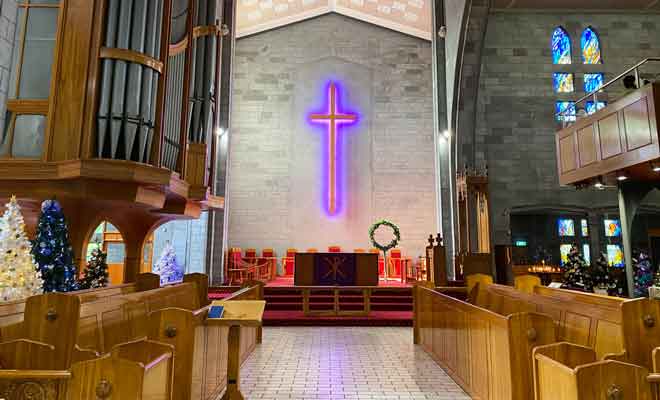 La présence d'éclairages fluorescents dans une cathédrale est surprenante.