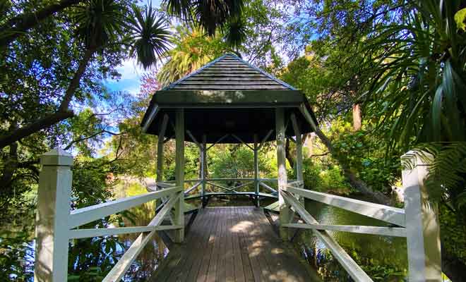 Le parc possède plusieurs ponts et kiosques qui font le bonheur des visiteurs depuis plus d'un siècle.