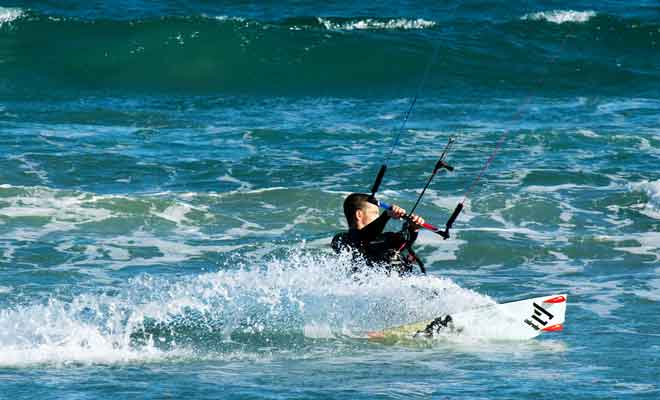 Les vagues ne sont pas assez puissantes pour permettre de pratiquer le surf, mais le vent souffle bien assez fort pour autoriser le kitesurfing.