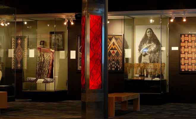 De nombreuses oeuvres d'art maori sont exposées, mais le musée ne peut pas rivaliser avec le Te Papa de Wellington.