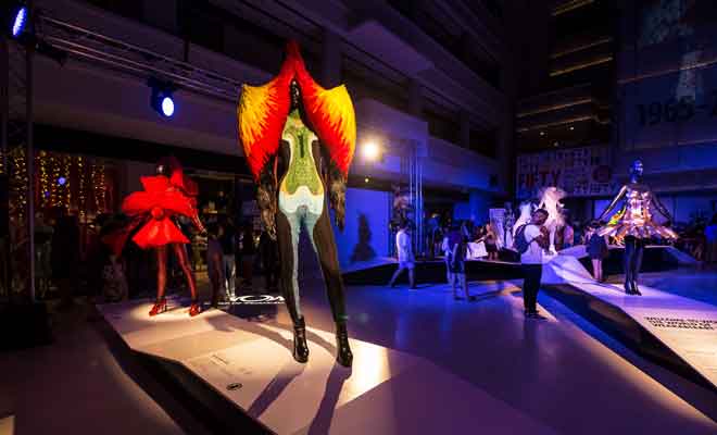 Les costumes qui ont remporté les précédentes éditions du festival sont exposés.