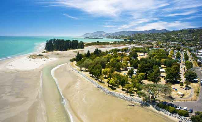 La plage se trouve à 10 minutes en voiture du centre ville de Nelson.