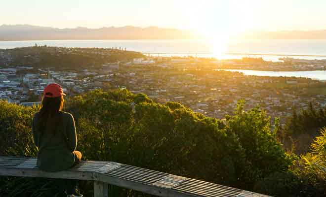 Du sommet, on peut contempler aussi bien la baie de Tasman que la ville de Nelson.