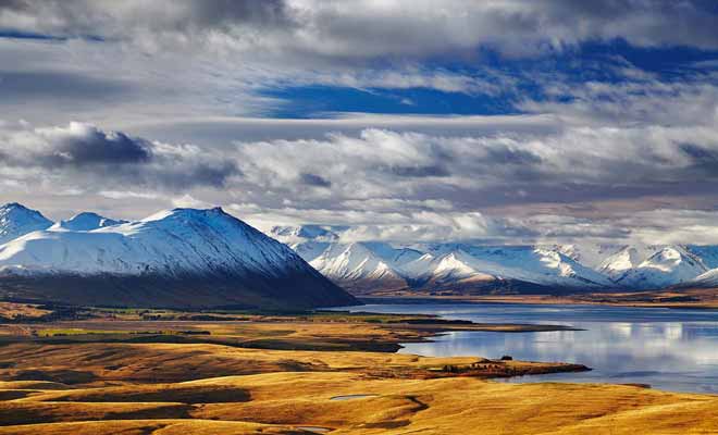 Il n'est pas facile de passer de la côte est à la côte ouest sur l'Île du Sud, car une chaine de montagne avec des dizaines de glaciers bloquent la route.