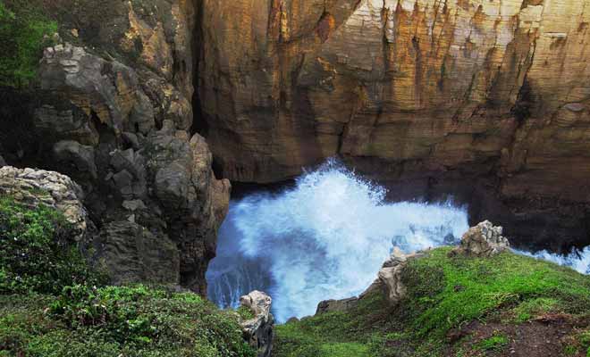 Lorsque les vagues s'engouffrent dans les cavités, la pression fait jaillir de véritables geysers tandis que l'eau remonte dans d'étroites cavités.