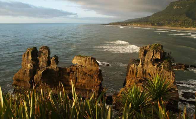 Les raisons ne manquent pas de visiter la West Coast, à commencer par les célèbres Pancake Rocks.