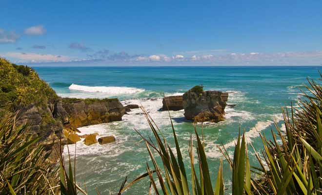 On aurait tort de se contenter d'une pause de vingt minutes à Punakaiki. Les environs immédiats offrent des paysages colorés extraordinaires.