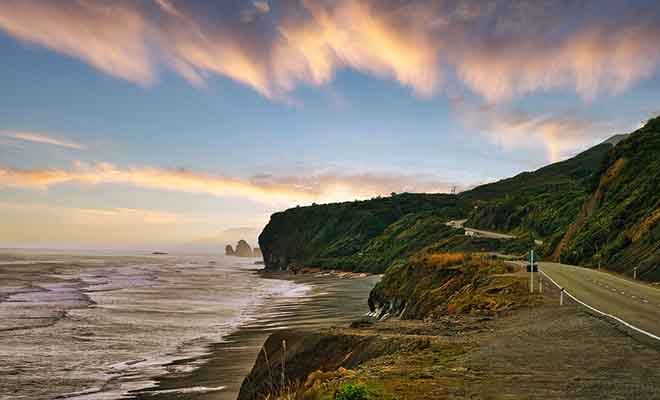 La West Coast de Nouvelle-Zélande est réputée pour ses paysages somptueux. Le trajet pour rejoindre les Pancake Rocks est un véritable enchantement.