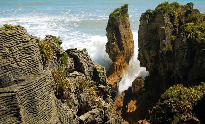 On comprend comment le paysage a été sculpté au fil des temps en observant la puissance des vagues qui percutent la roche.