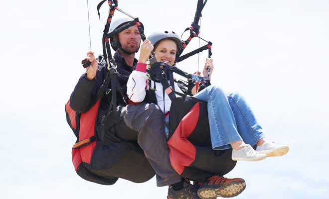 Le moniteur de parapente contrôle la voile, mais vous pourrez essayer de diriger le parapente. Le moment venu, votre accompagnateur vous expliquera comment faire pour changer de cap.
