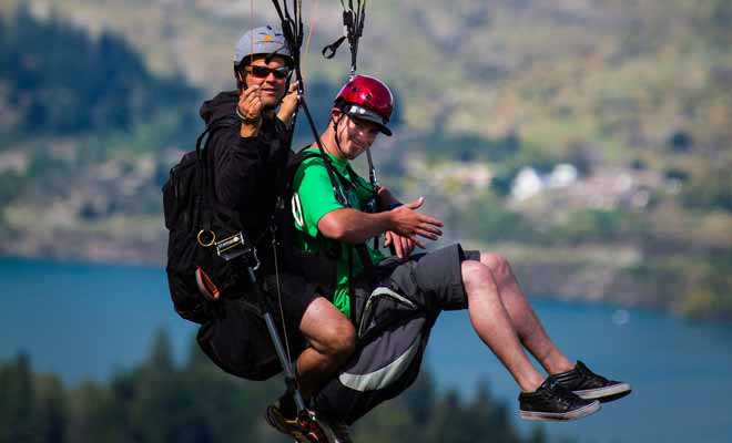 Le guide qui contrôle le parapente est un passionné qui s'entraîne tous les jours et qui est capable de se poser où il le souhaite au mètre près. Aucune crainte à avoir, vous serez entre de bonnes mains.