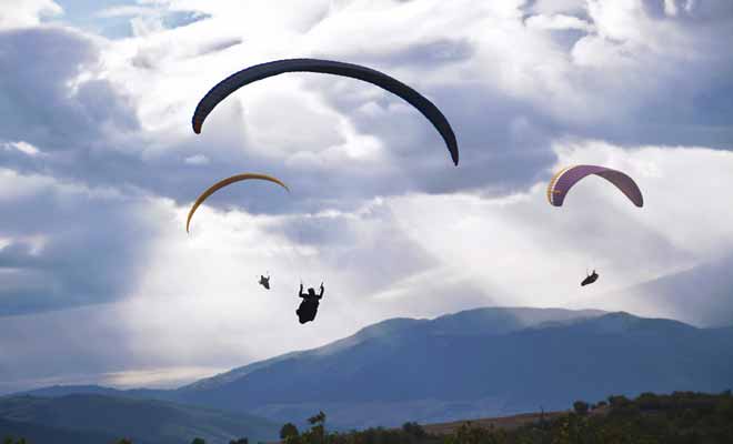 La Nouvelle-Zélande est un pays au relief très marqué, forcément idéal pour les amateurs de parapente, d'autant plus que le vent souffle fort et permet de rester très longtemps dans les airs.
