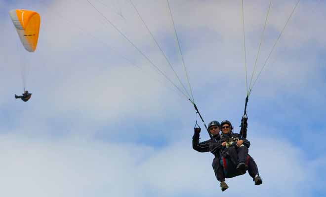Le parapente en tandem ne présente aucun risque, car l'intégralité de la manoeuvre est supervisée par un guide expérimenté qui réalise le même vol depuis des années. Vous n'avez qu'à vous laisser bercer et admirer le paysage.
