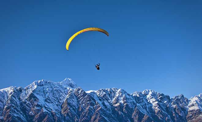 Pour faire votre baptême de parapente, il suffit de réserver un vol en tandem. Ce ne sont pas les compagnies qui manquent en Nouvelle-Zélande et vous trouverez souvent plusieurs compagnies pour faire jouer la concurrence.