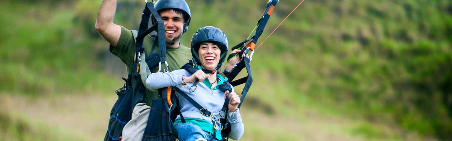 Un couple qui s'amuse à faire du parapente en tandem en Nouvelle-Zélande.