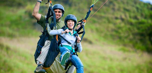 Un couple qui s'amuse à faire du parapente en tandem en Nouvelle-Zélande.