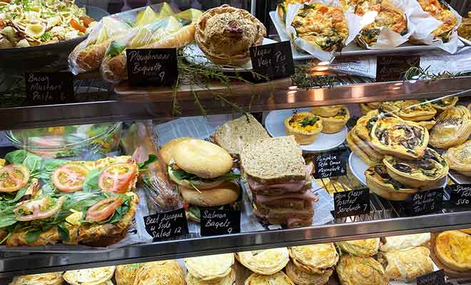 Le Pelorus Cafe ouvre à 8h du matin, alors profitez-en pour acheter le pique-nique du midi.