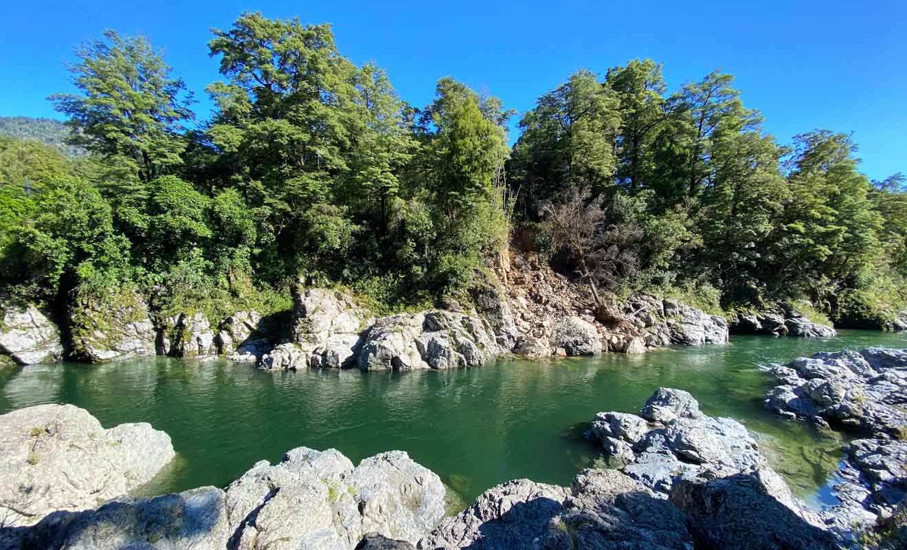 Vous pouvez descendre sur les rochers pout vous approcher de la rivière.