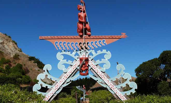 La sculpture du village de Kaikoura représente le Dieu Maui en train de pêcher l'île du Nord de la Nouvelle-Zélande en utilisant la péninsule comme point d'appui.