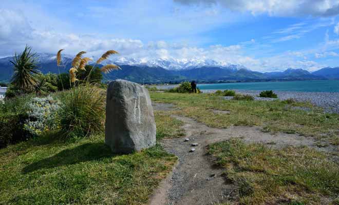La principale randonnée s'appelle « Kaikoura Peninsula Walkway ». Elle fait le tour de la péninsule en alternants plages et points de vue sur le large où l'on aperçoit parfois des baleines.