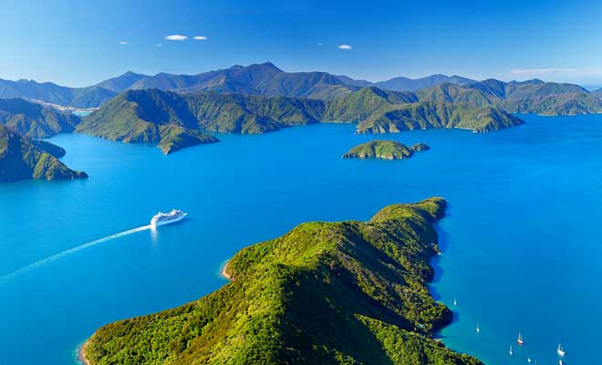 Les ferries d'Interislander et Bluebridge doivent franchir le détroit de Cook pour relier Picton à Wellington.