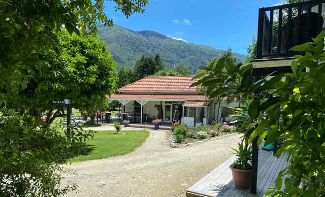 Le Furneaux lodge qui fait également office de café sert des boissons fraîches et des glaces aux randonneurs.