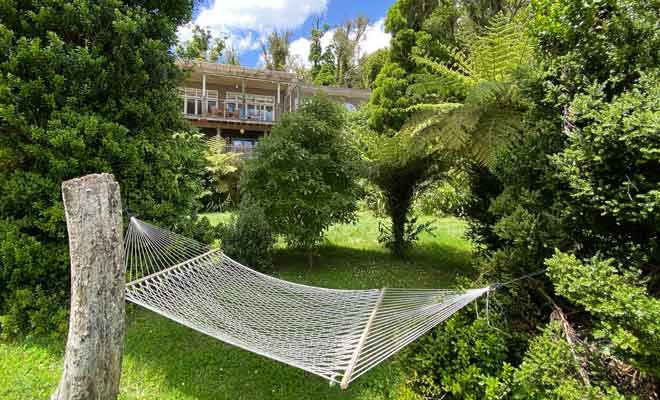Abel Tasman propose des campings et des refuges (huts), tandis que le Queen Charlotte Track propose des lodges haut de gamme et des hébergements abordables sans être spartiate.