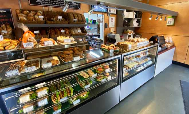 La boulangerie propose du pain, des viennoiseries, des sandwichs et des tourtes (pies).