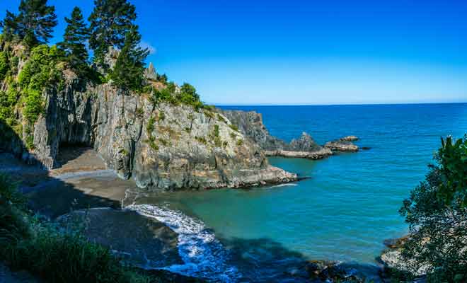 Avec des jumelles, il est possible de deviner l'Île du Nord de l'autre côté du détroit de Cook.