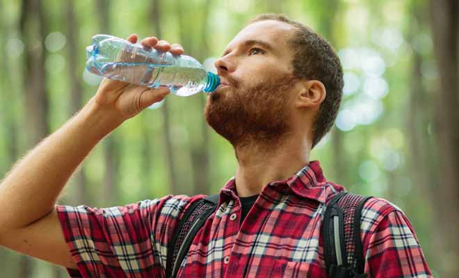 Votre sac à dos sera peut-être un peu lourd en début de journée, mais il s'allégera à chaque fois que vous boirez de l'eau.