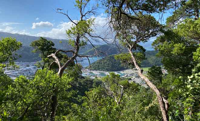 Pour apprécier la beauté de la région à sa juste valeur, il faut prendre de l'altitude et escalader l'une des collines qui surplombent le village.