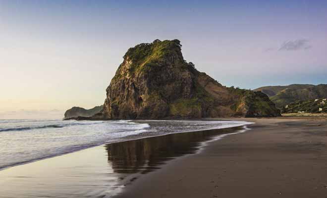 La Leçon de Piano qui a remporté la palme d'or du Festival de Cannes a été tournée sur plusieurs plages de Nouvelle-Zélande. Piha, la plus connue d'entres-elles, est aisément reconnaissable dans le film.