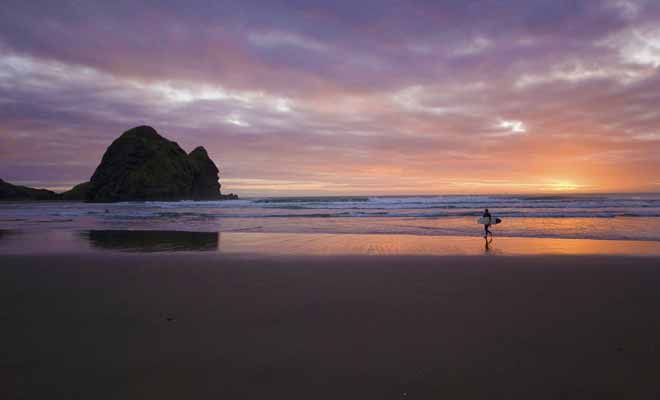 Nul besoin de parcourir des centaines de kilomètres si l'on souhaite surfer en Nouvelle-Zélande et que l'on habite Auckland. De la cité des voiles à la plage de la leçon de piano, il faut compter 45 minutes de route.