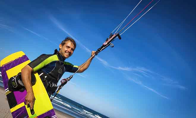 Les conditions sont optimales pour faire du kitesurf en Nouvelle-Zélande sur les plages ou sur les lacs. Si vous débutez, il faudra toutefois prendre des leçons avec un moniteur.