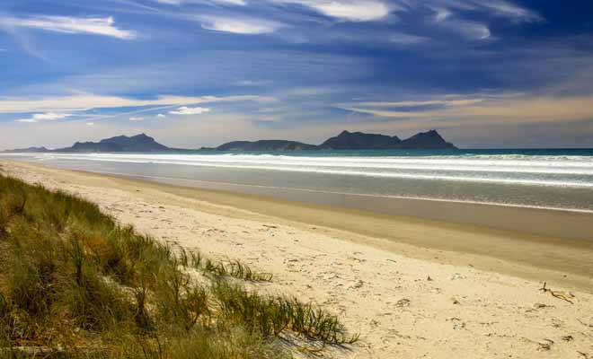 La 90 mile beach est une longue plage du Northland sur laquelle les véhicules sont autorisés à rouler pour rejoindre le Cap Reinga. Attention, n'oubliez pas que la plupart des agences de location n'autorisent pas cette pratique, car de nombreux véhicules se sont retrouvés ensablés et piégés par la marée montante.