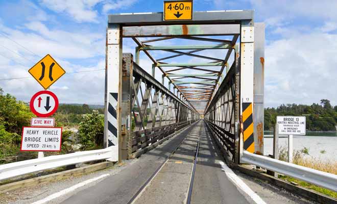 Dans l'arrière-pays, il arrive que les ponts ne comportent qu'une seule voie. Il faut parfois attendre son tour avant de passer.