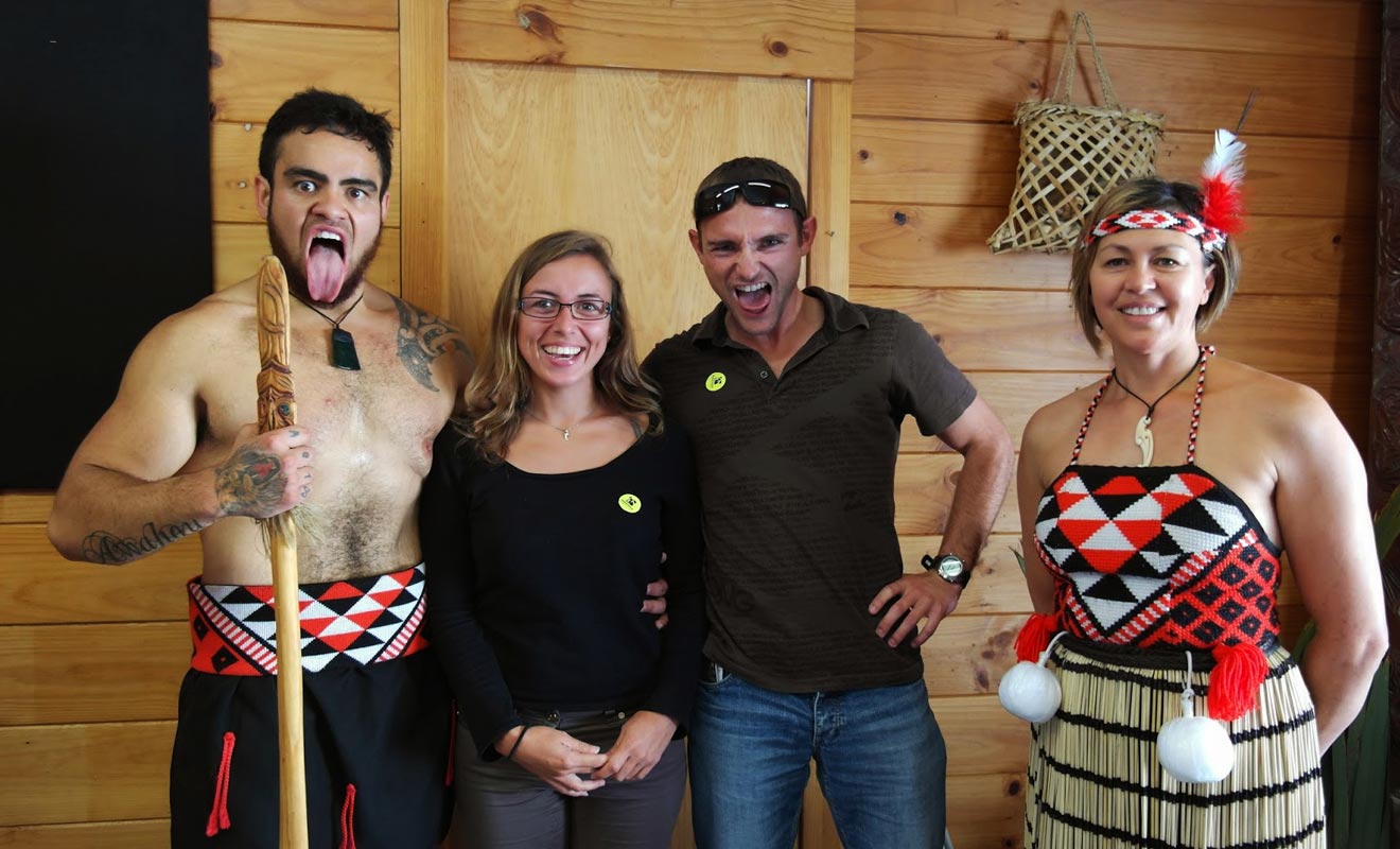 Prendre le temps de s'initier à la culture maorie est l'une des possibilités offertes par un séjour d'une année en Nouvelle-Zélande. Au-delà des spectacles folkloriques, il existe de nombreuses opportunités pour découvrir les traditions des premiers habitants du pays.
