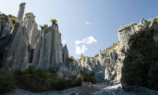 Les Putangirua Pinnacles se trouvent au début de la Baie de Palliser.