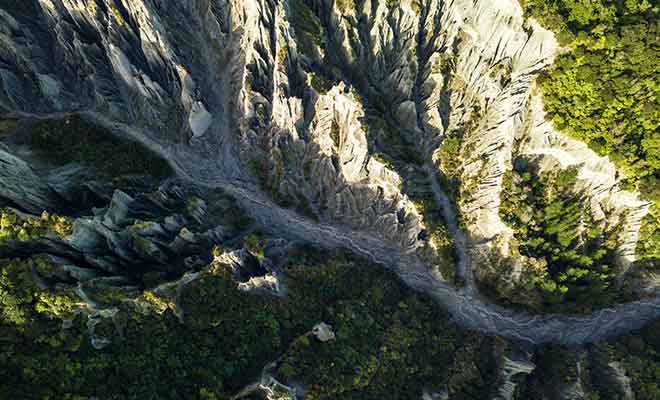 Vous pouvez vous aventurer dans les Pinnacles, mais méfiez-vous des chutes de pierre.