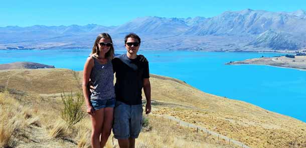Julie et quentin de VeryNZ Trip devant le lac Tekapo de l'Île du Sud.