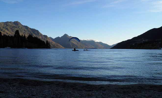 Les moniteurs de tandem sont capables de se poser exactement où ils le souhaitent. Durant leur entraînement, ces professionnels aguerris s'exercent à se poser sur une petite plateforme flottante sur le lac Wakatipu de Queenstown.