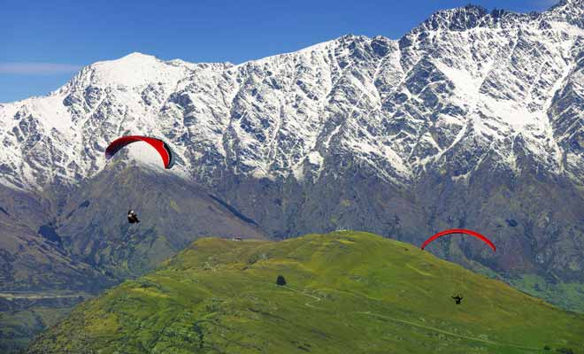 Les ailes de parapente se sont considérablement améliorées au fil du temps. Il n'y a pas que la forme qui ait changé, les matières employées sont désormais plus légères et plus robustes. La sécurité est désormais optimale.