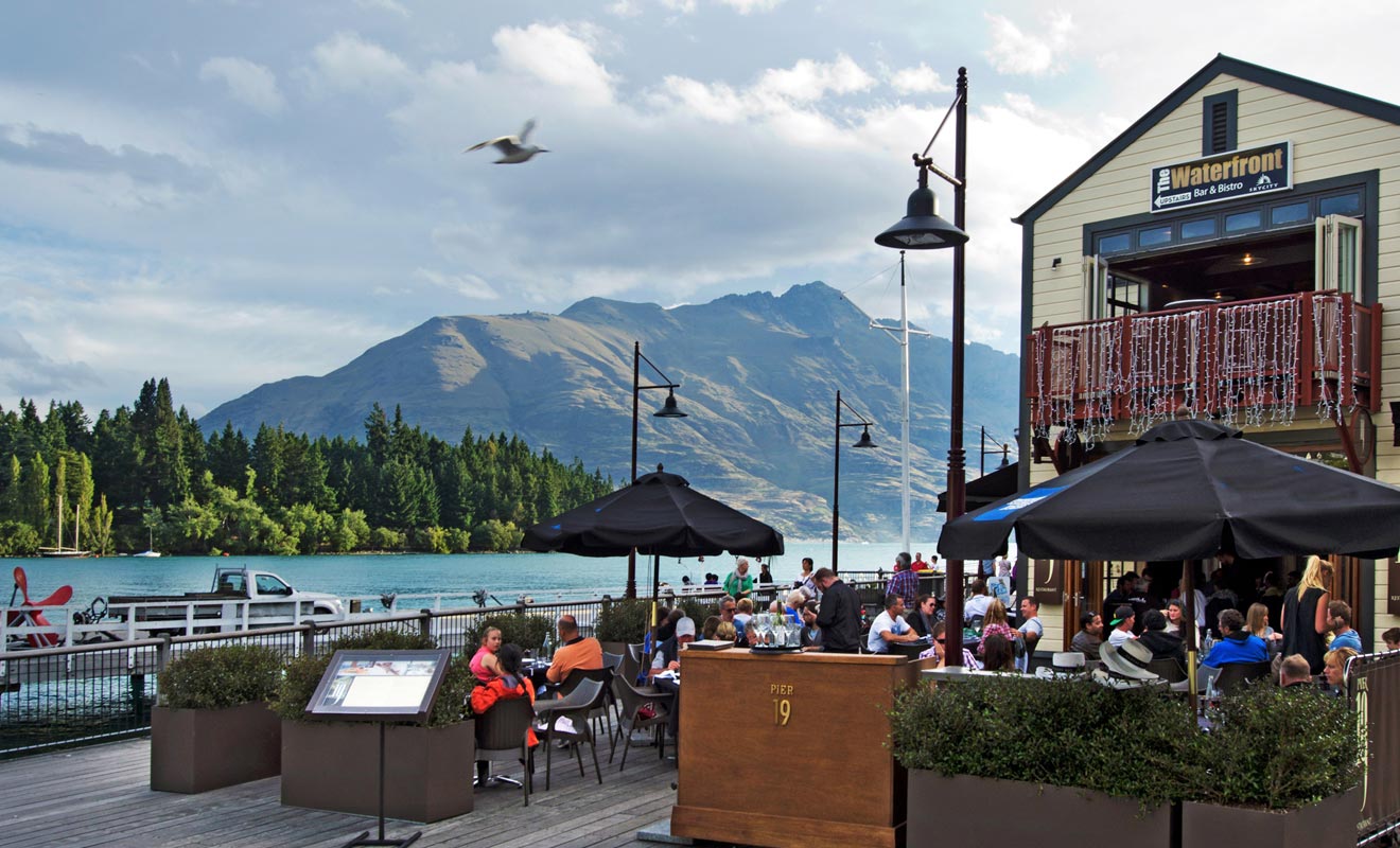 Le secteur de la restauration fait partit de ceux qui embauchent le plus. Bien entendu, les offres se font plus rares durant la basse saison. Privilégiez les zones touristiques dans votre recherche d'emploi.