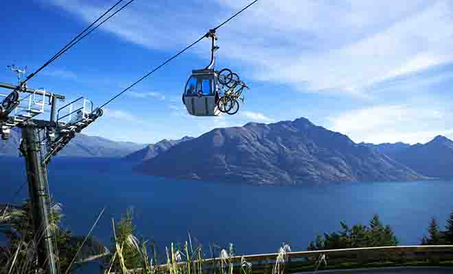 Fort heureusement, vous ne serez pas obligé de remonter au sommet de la montagne en portant votre vélo. Le forfait qui donne accès aux pistes du Queenstown Bike Park vous octroie un accès illimité au service de gondoles de Skyline.