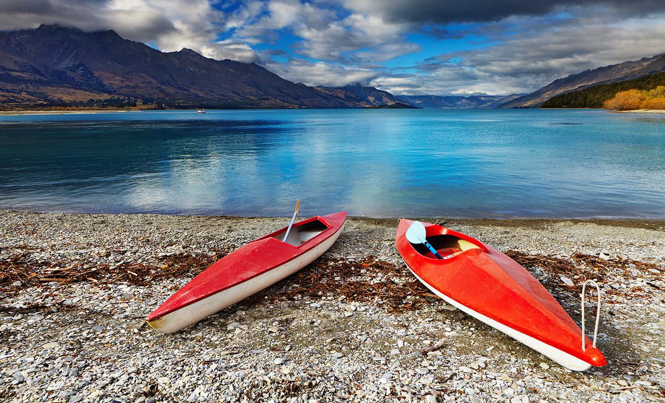 Le kayak est très populaire dans un pays qui possède des centaines de lacs et 3500 km de plages.