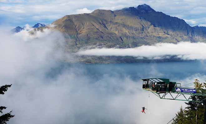 Inventé dans les années 80 puis repris dans le monde entier, le saut à l'élastique que les anglais appellent « Bungee jumping » est très populaire en Nouvelle-Zélande.