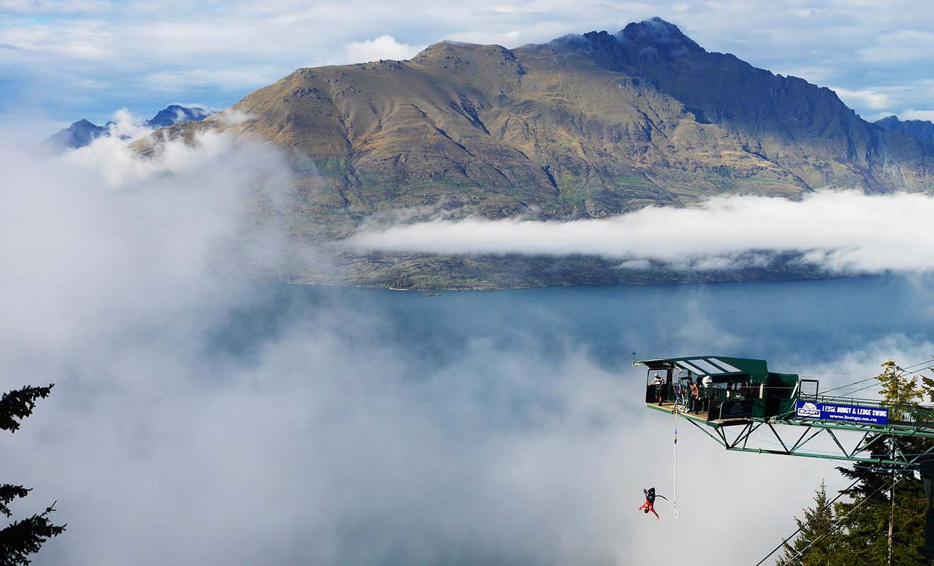 Inventé dans les années 80 puis repris dans le monde entier, le saut à l'élastique que les anglais appellent « Bungee jumping » est très populaire en Nouvelle-Zélande.