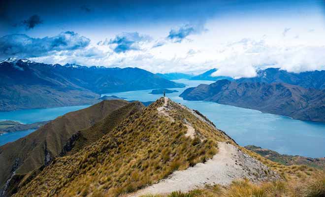 Les randonnées qui surplombent le lac Wakatipu donnent un aperçu de l'immensité de la région.
